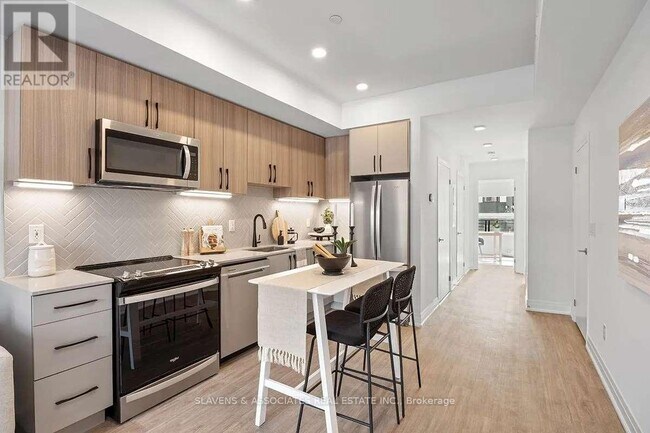 Building Photo - 15 Brenthall Ave