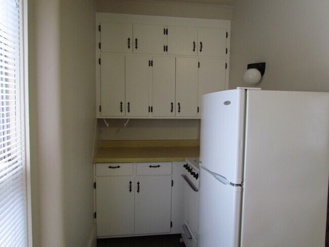 Foto del edificio - 327 E Cherry St