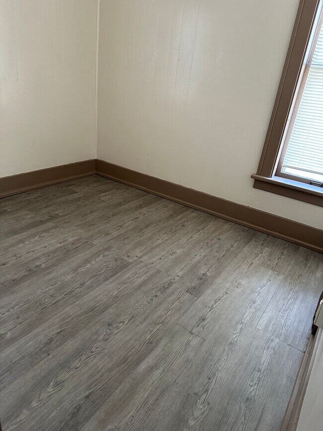 Building Photo - 221