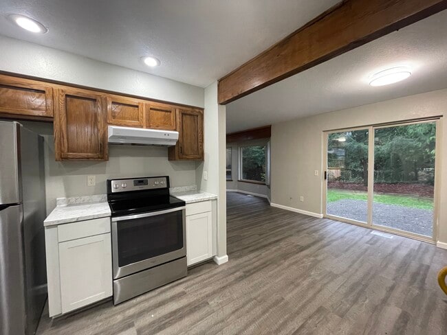 Foto del edificio - 14210 Beverly Park Rd