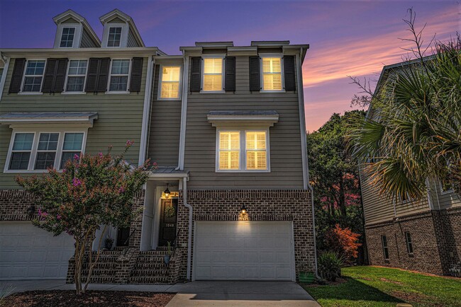 Building Photo - Centrally located Townhome in Mount Pleasant
