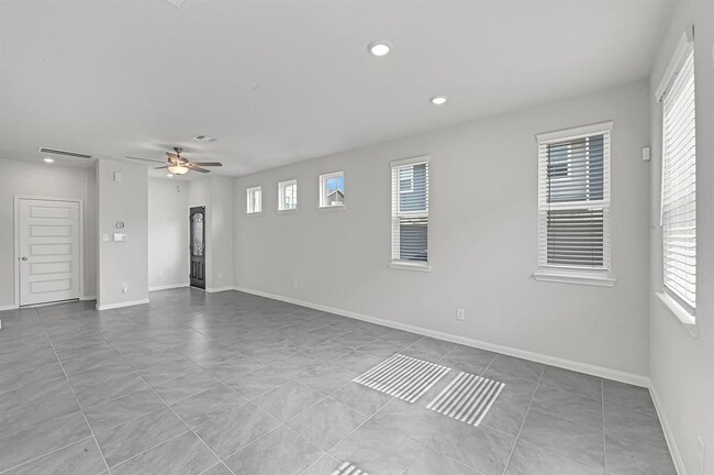 Building Photo - 1528 Lakeline Oak Dr