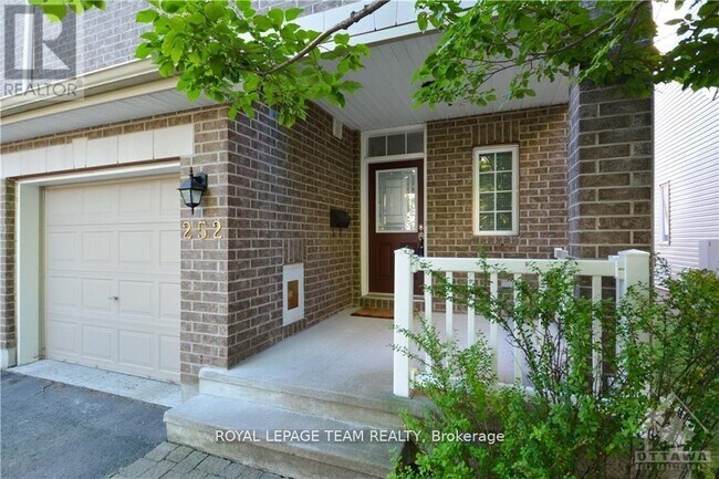Building Photo - 252 Tandalee Crescent