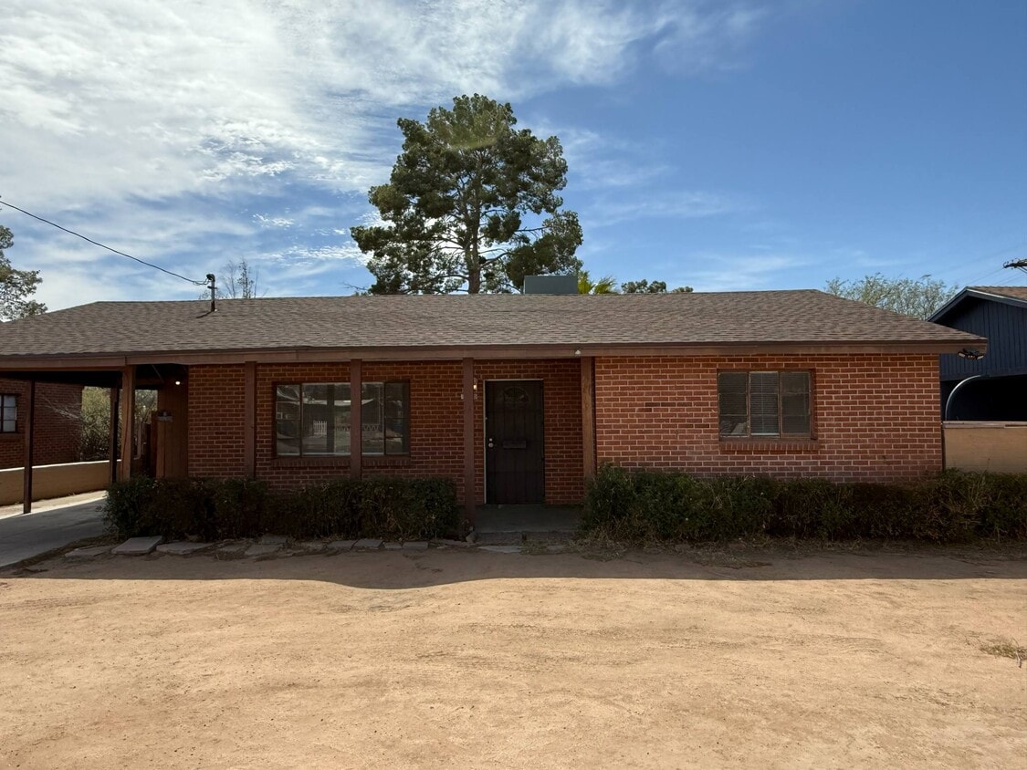 Primary Photo - 1325 N Venice Ave