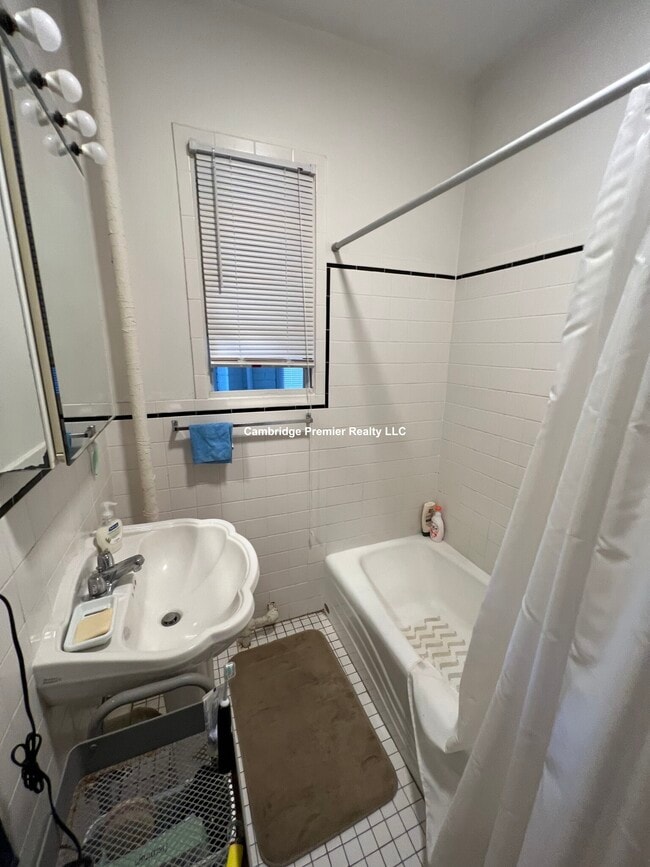 Building Photo - 3 Linnaean St