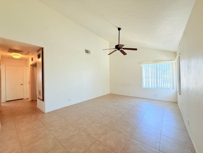 Building Photo - AVAILABLE NOW!! 2 Bedroom 2 Bathroom APART...