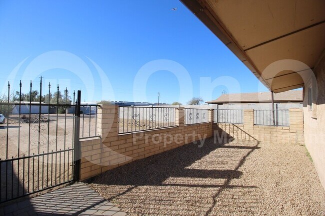 Building Photo - 2824 W Louise Dr