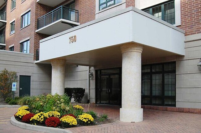 Building Photo - 750 Pearson St