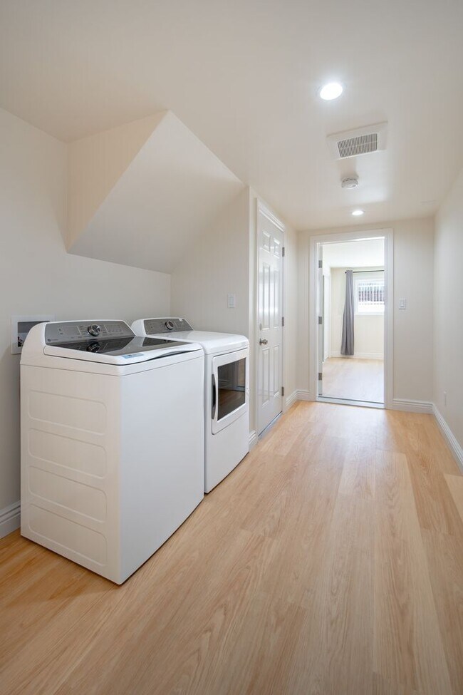 Foto del edificio - TOTAL REMODEL HUGE 3BR/3BA 1700sf w Garage...