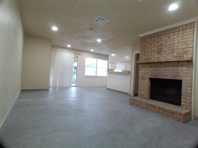 Building Photo - 601 Fresa Rd