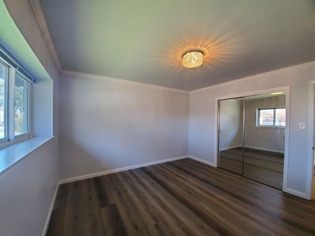 Building Photo - Remodeled 2 bedrom duplex centrally locate...