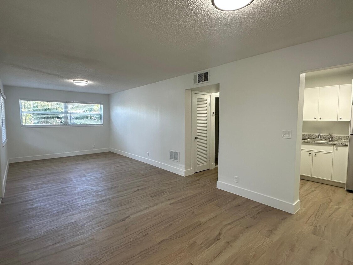 Foto principal - 2500 Johnson Street
