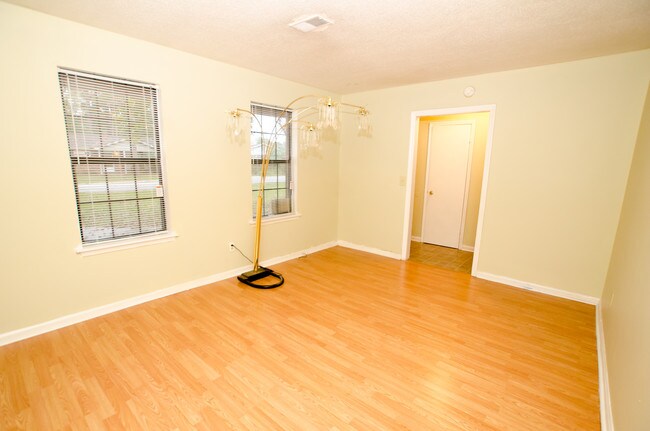 Building Photo - 287 Dorchester Manor Blvd