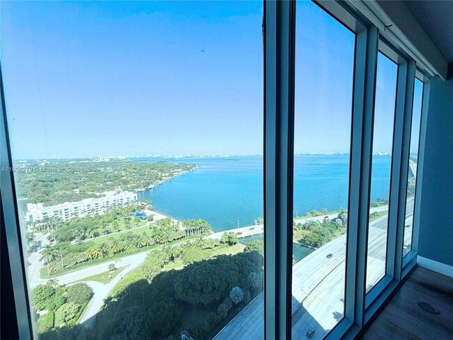 Foto del edificio - 601 NE 36th St