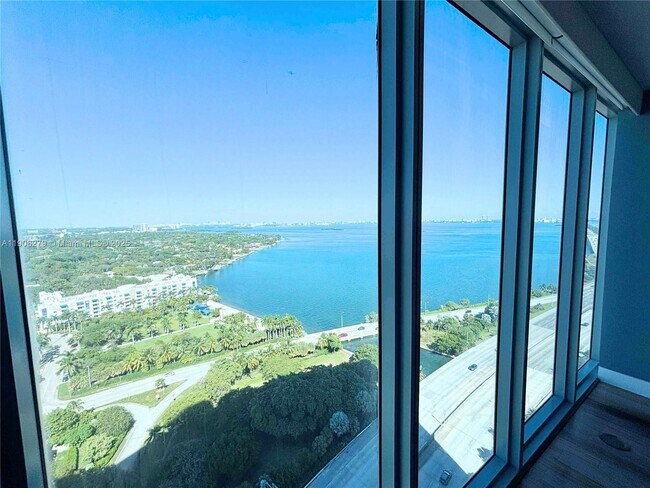 Building Photo - 601 NE 36th St