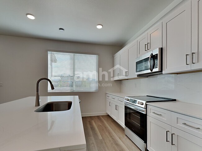 Building Photo - 9721 W Tamarisk Ave