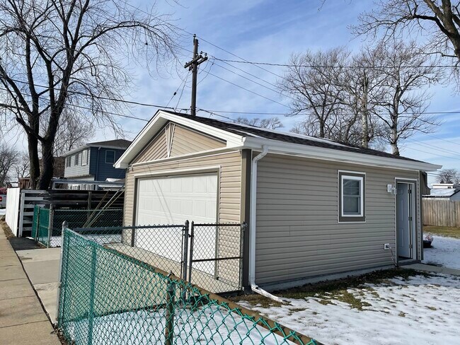 Building Photo - 8144 Mobile Ave