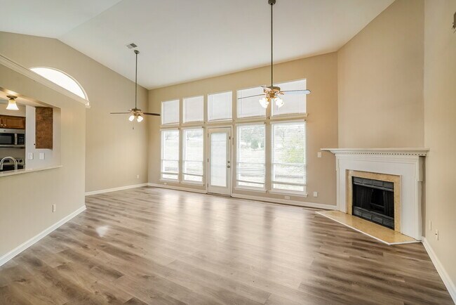 Foto del edificio - 102 Summerwood Ct
