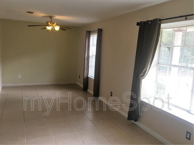 Foto del edificio - 12880 Hartung Ave