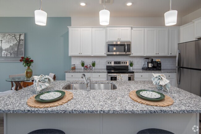 1BR, 1BA - Thompson - 785SF - Cocina - Crest at Arden Village Apartments