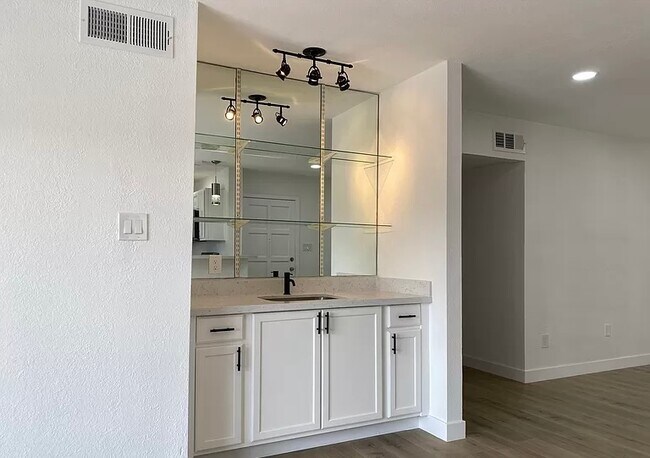 Foto del edificio - 4950 N Miller Rd