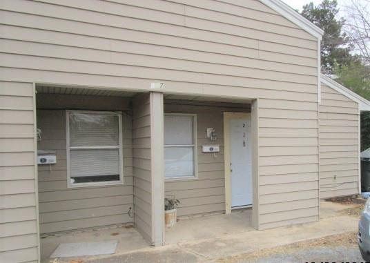 Building Photo - 817 S Elm St