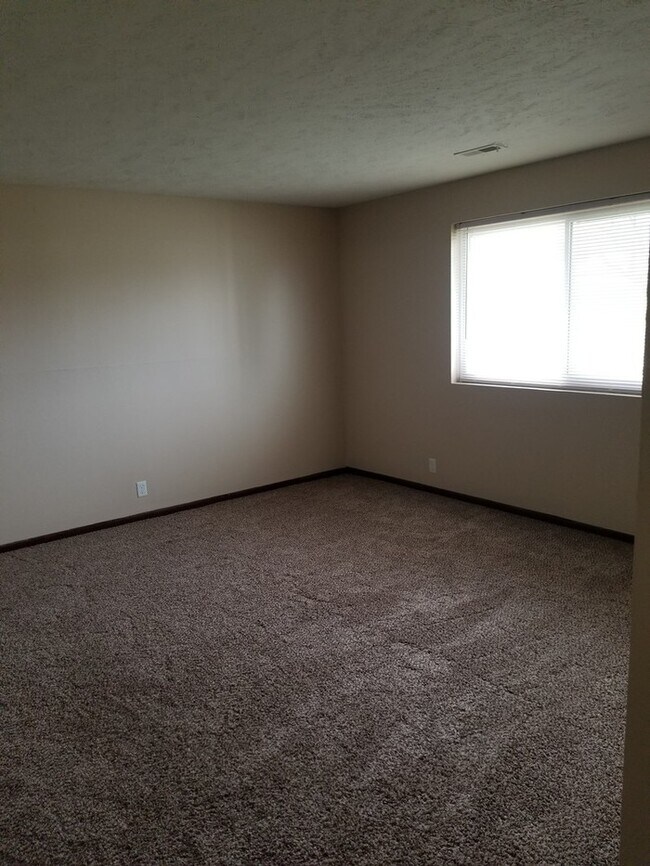 Foto del edificio - CHARTER OAKS APARTMENTS