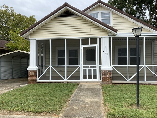 $125.000 renovados 2 BR 2 BA en el histórico Five Points: ¡almacenamiento en abundancia! - 409 Dement St. NE