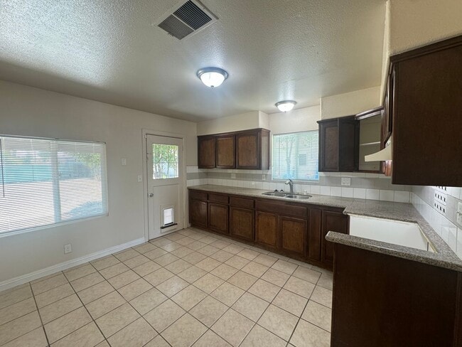 Building Photo - Adorable 2 bedroom home in Oildale!