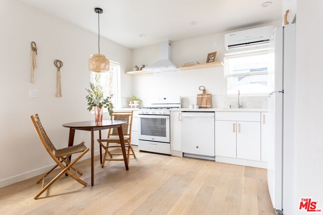 Building Photo - 3615 1/2 Bellevue Ave