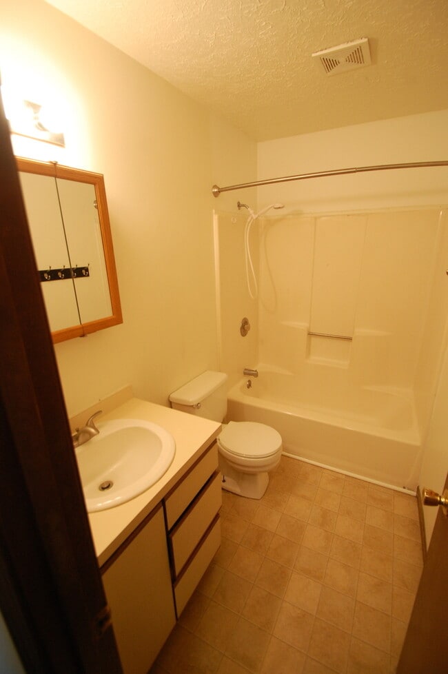 Foto del edificio - Nice 2-Bedroom Duplex with Garage in Goshen