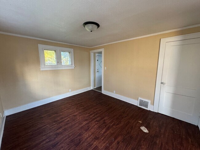 Foto del edificio - Charming 3-Bedroom, 1-Bathroom Home – $1,200/Month