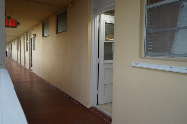 Building Photo - 2999 Point East Dr