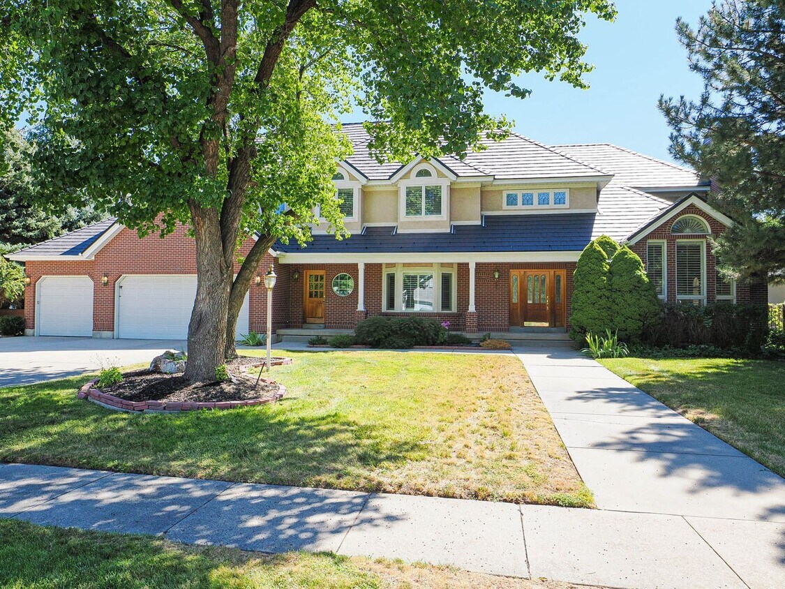 Primary Photo - Luxury 6-Bed Home with Detached Heated Sho...