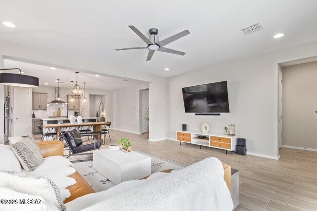 Foto del edificio - 8461 N Van Cleeve Ln