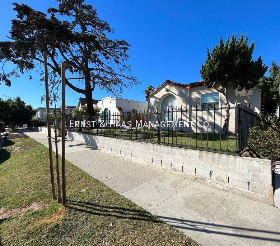 Foto principal - Wonderful Front Unit with a 1 Car Garage!