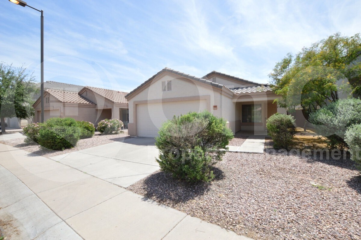 Primary Photo - 10039 E Crescent Ave