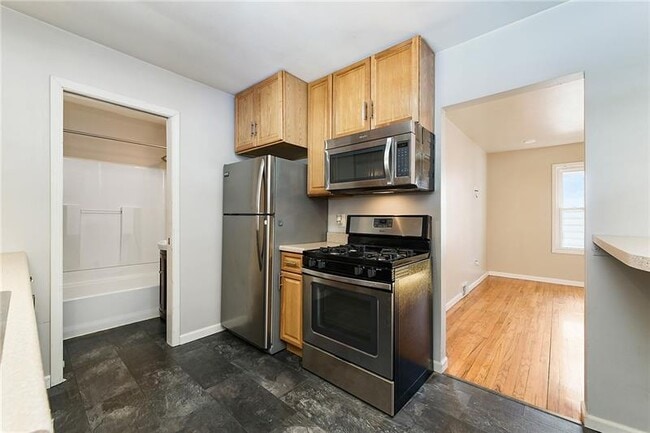 Building Photo - 913 Elm St