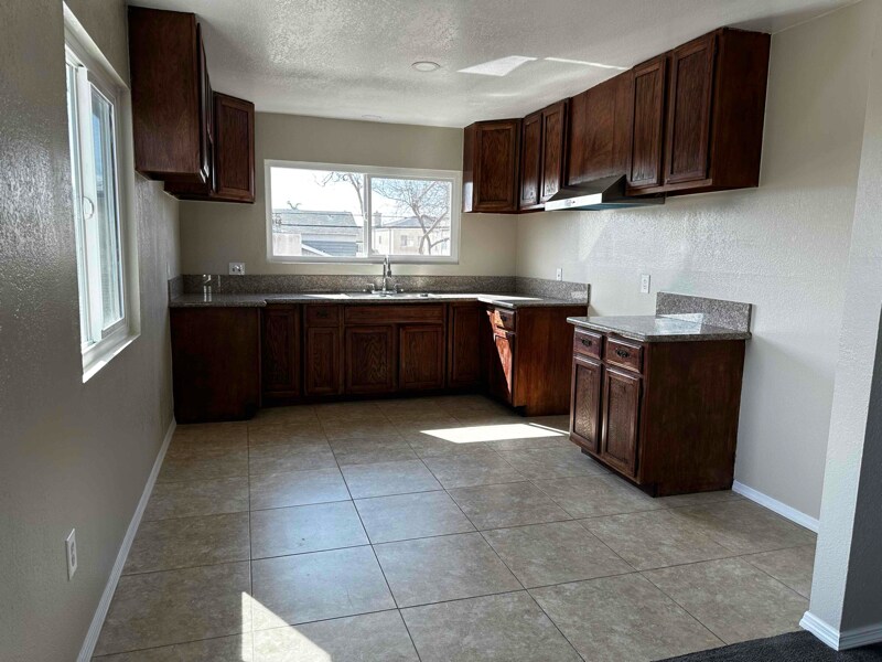 Primary Photo - 9545 Olive St
