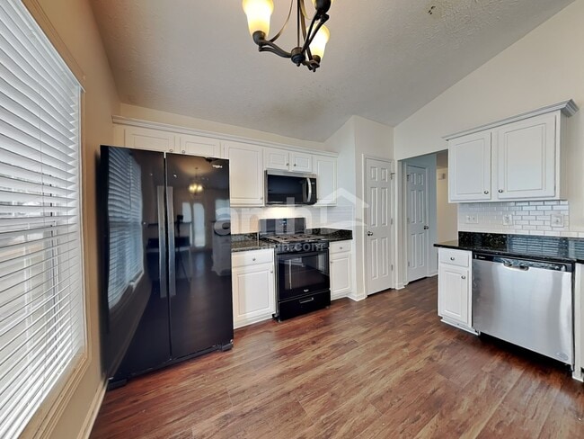 Building Photo - 558 The Blvd