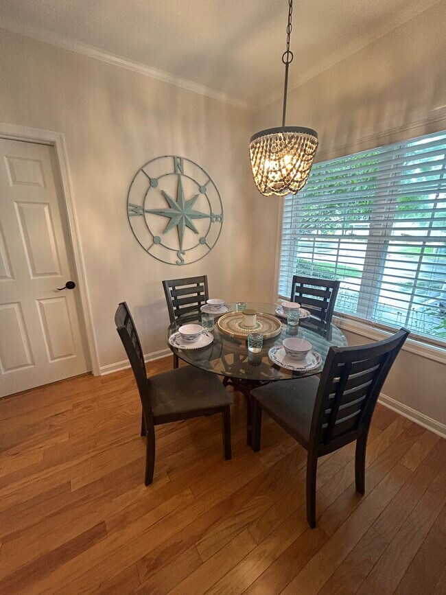 Dining area - 300 Pebble Dr