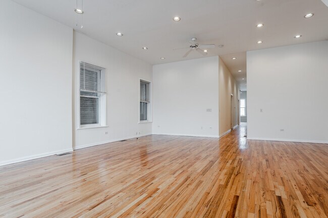 Foto del edificio - 2452 N Southport Ave