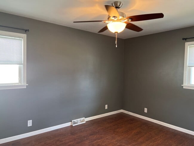 Building Photo - MOVE IN READY!!