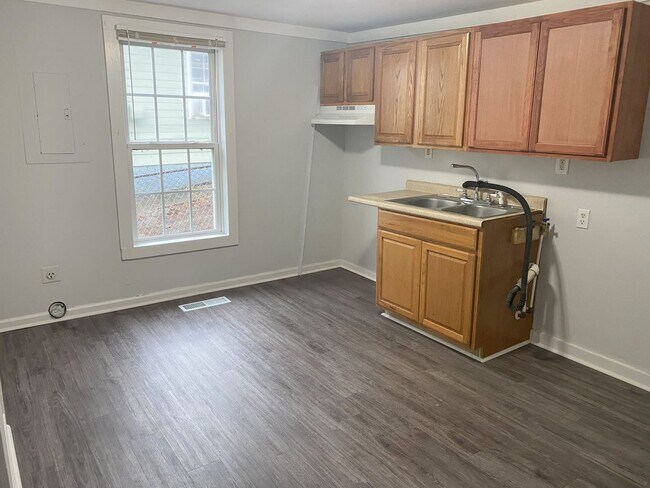 Building Photo - Three Bedroom Close to Downtown!