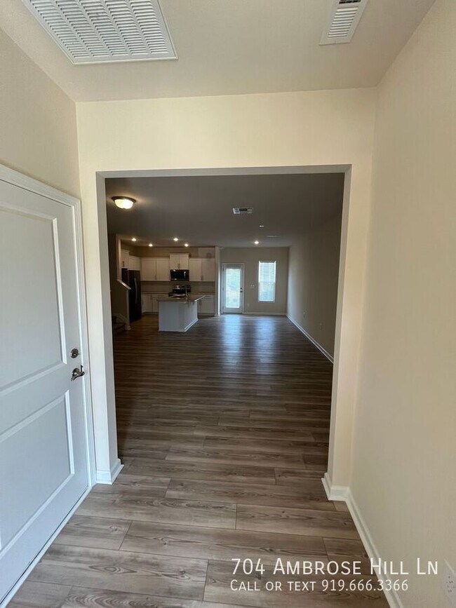 Foto del edificio - 704 Ambrose Hl Ln