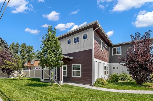 Building Photo - Introducing a Stunning 3 bedroom New Duple...