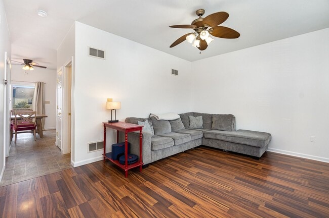 Foto del edificio - 2 Story Townhouse
