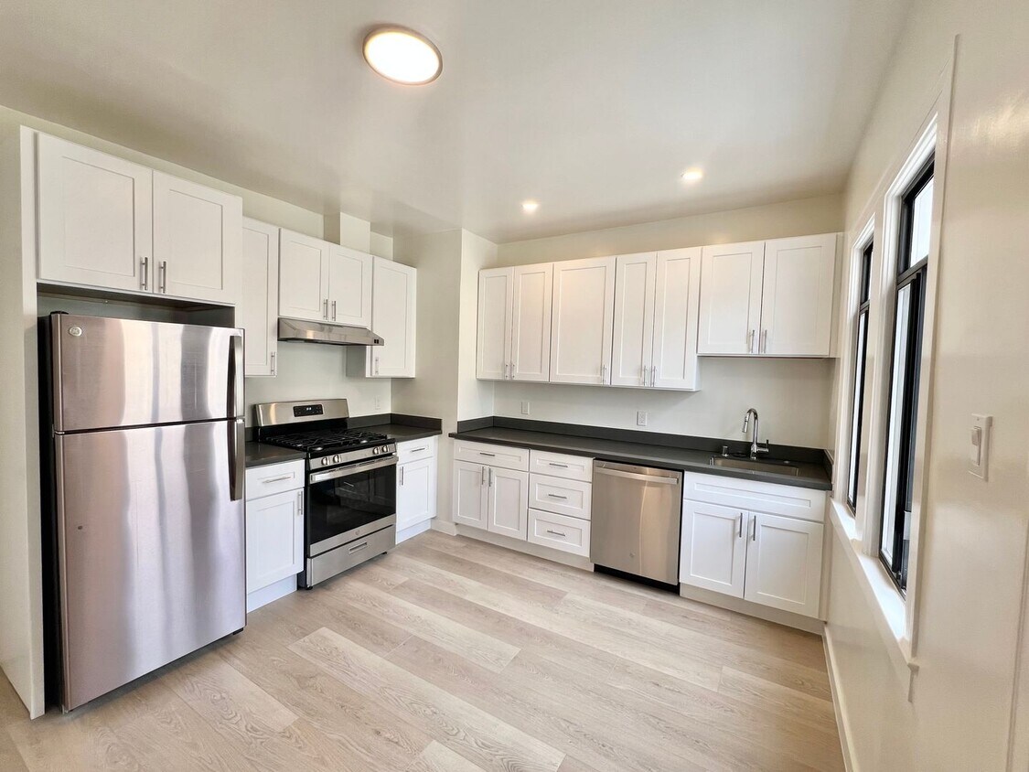 Primary Photo - Top Floor 2BR/1BA + Newly Renovated Unit! ...