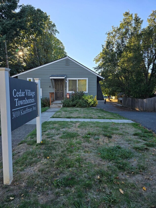 Foto principal - Cedar Village Townhomes