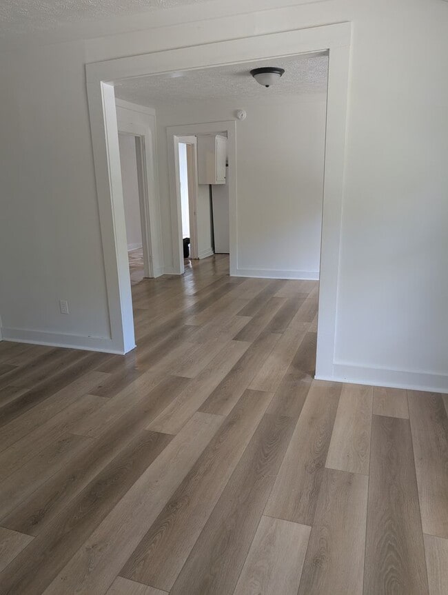 Foto del edificio - 1613 Dewitt Ave